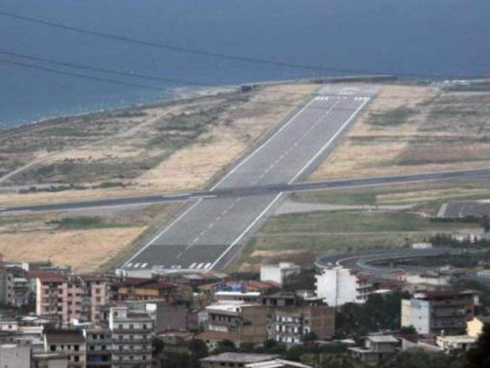 Reggio, aereo diretto a Genova si blocca in mezzo alla pista
