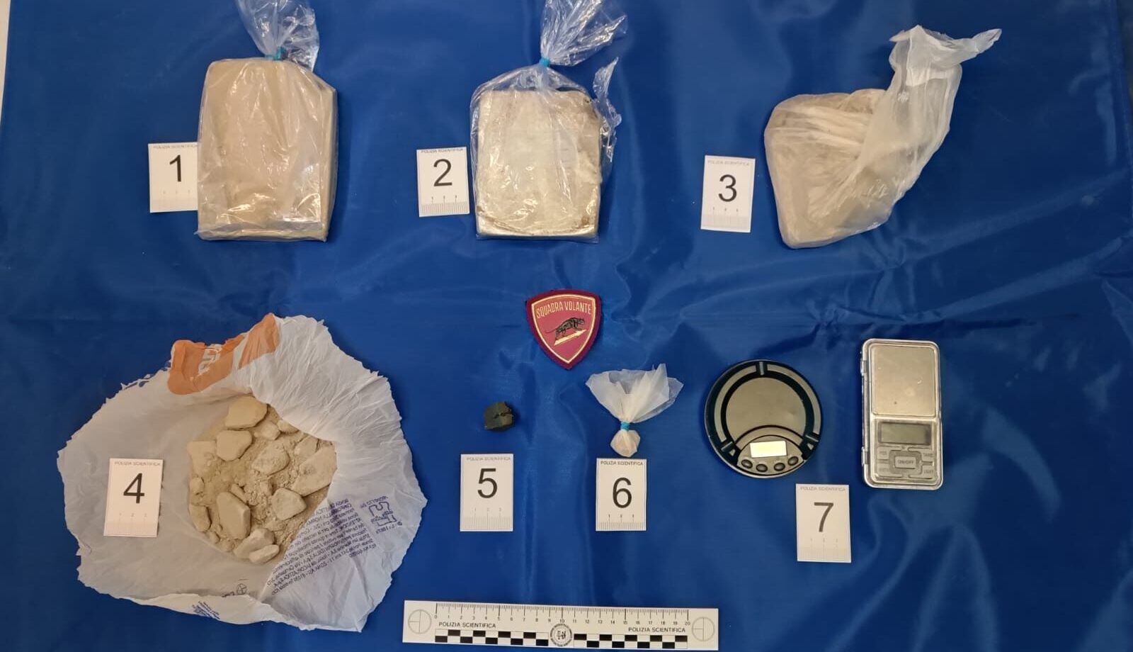 Sorpreso in casa con 885 grammi di eroina, arrestato un pusher a Cosenza