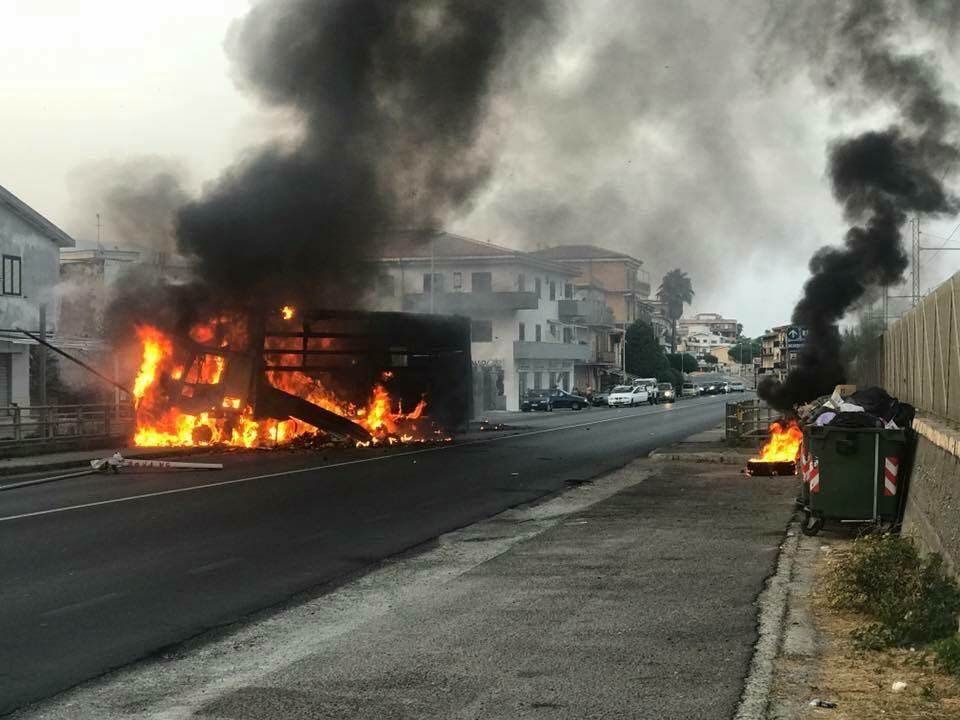 In fiamme un tir, bloccata per ore la statale 18