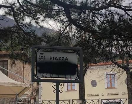 Morano, imbrattata la targa di piazza Almirante