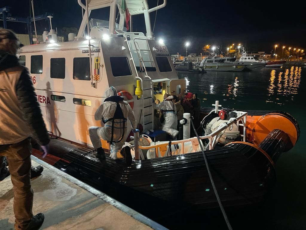 Migranti, nuovo sbarco a Roccella Jonica: arrivate 85 persone