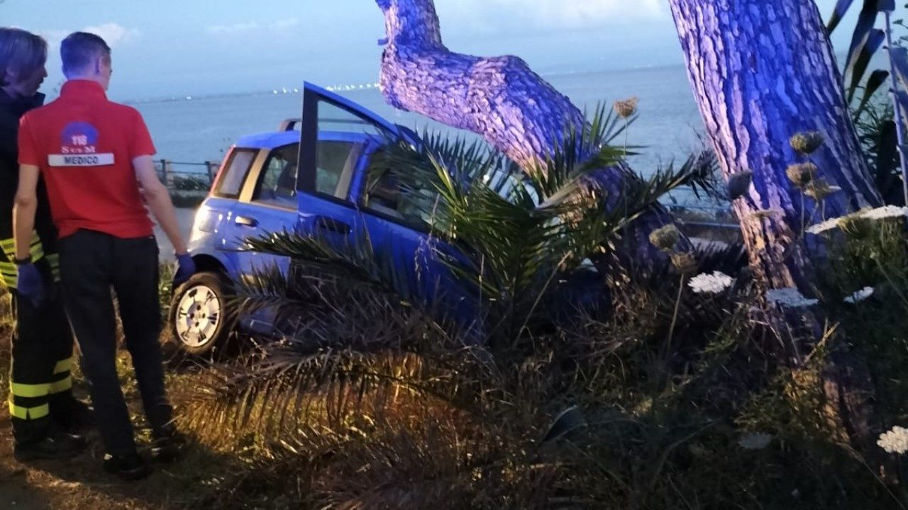 Auto finisce contro un albero nel Vibonese, morta una 68enne