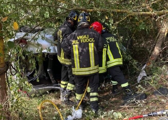 Perde il controllo dell’auto e finisce in una scarpata, morto un 66enne nel Vibonese