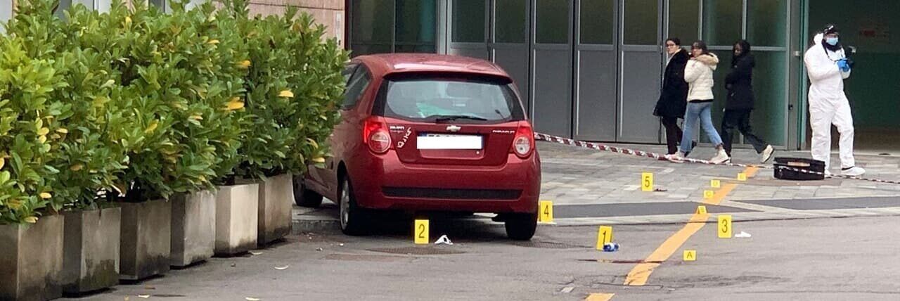 Aggredisce con un machete per un parcheggio, medico in fin di vita