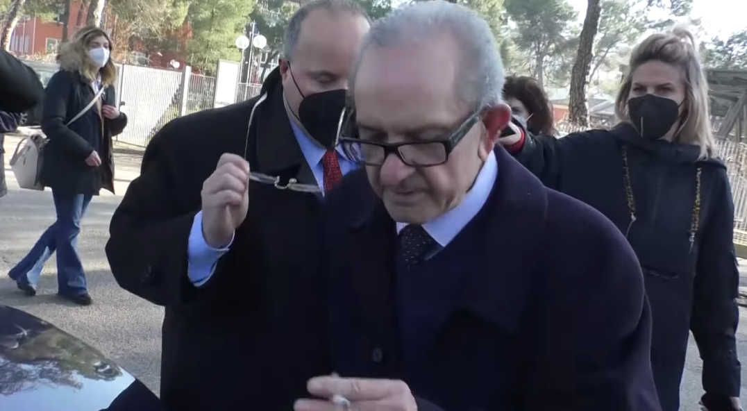 Medico no-vax arrestato a Catanzaro interrogato per tre ore. L’avvocato: «Petrella è sereno»