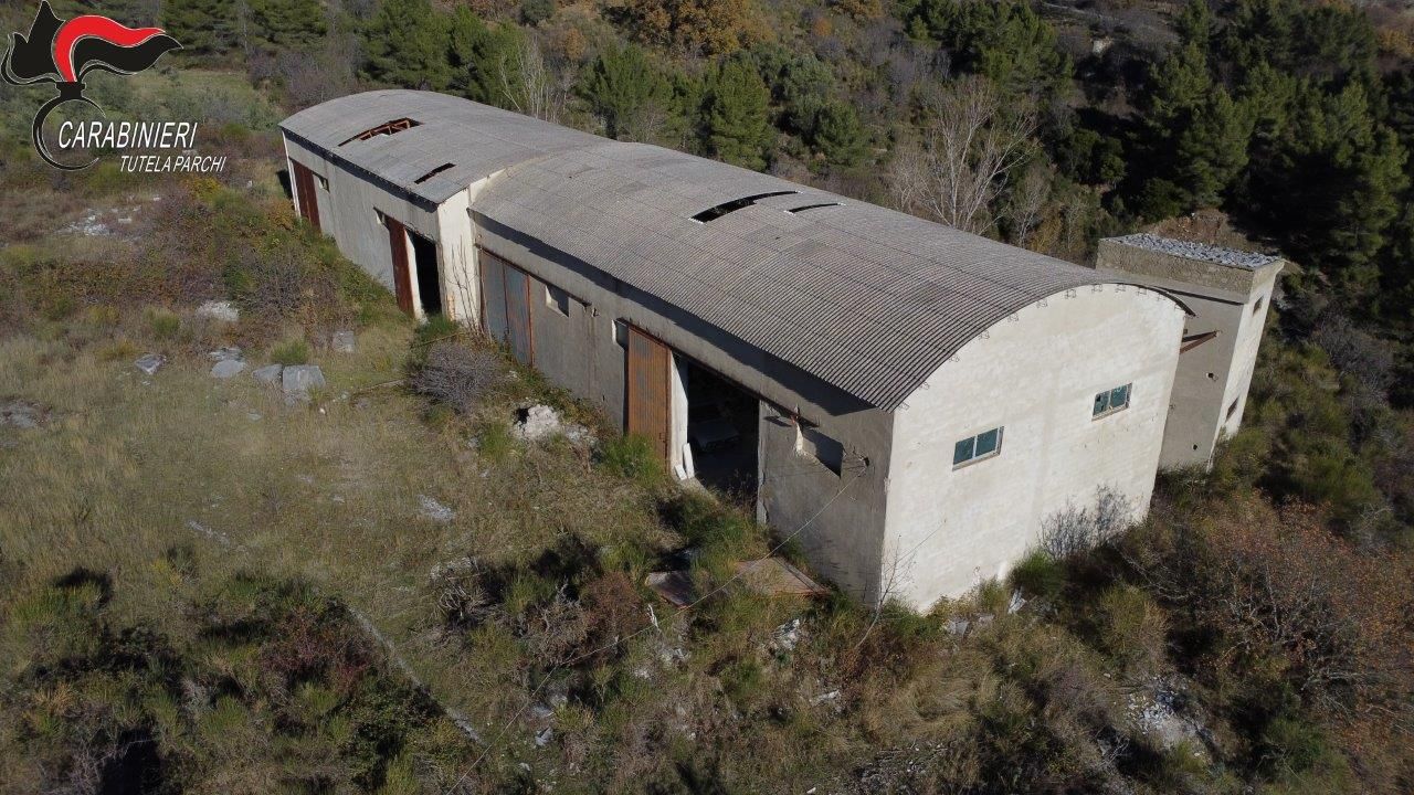 Amianto e rifiuti speciali, sequestrata ex marmeria nel cuore del Parco del Pollino – FOTO