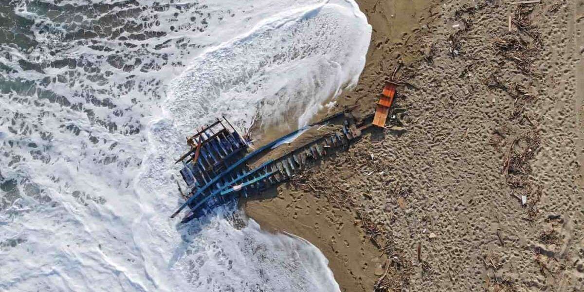 Il mare che restituisce e la memoria che svanisce