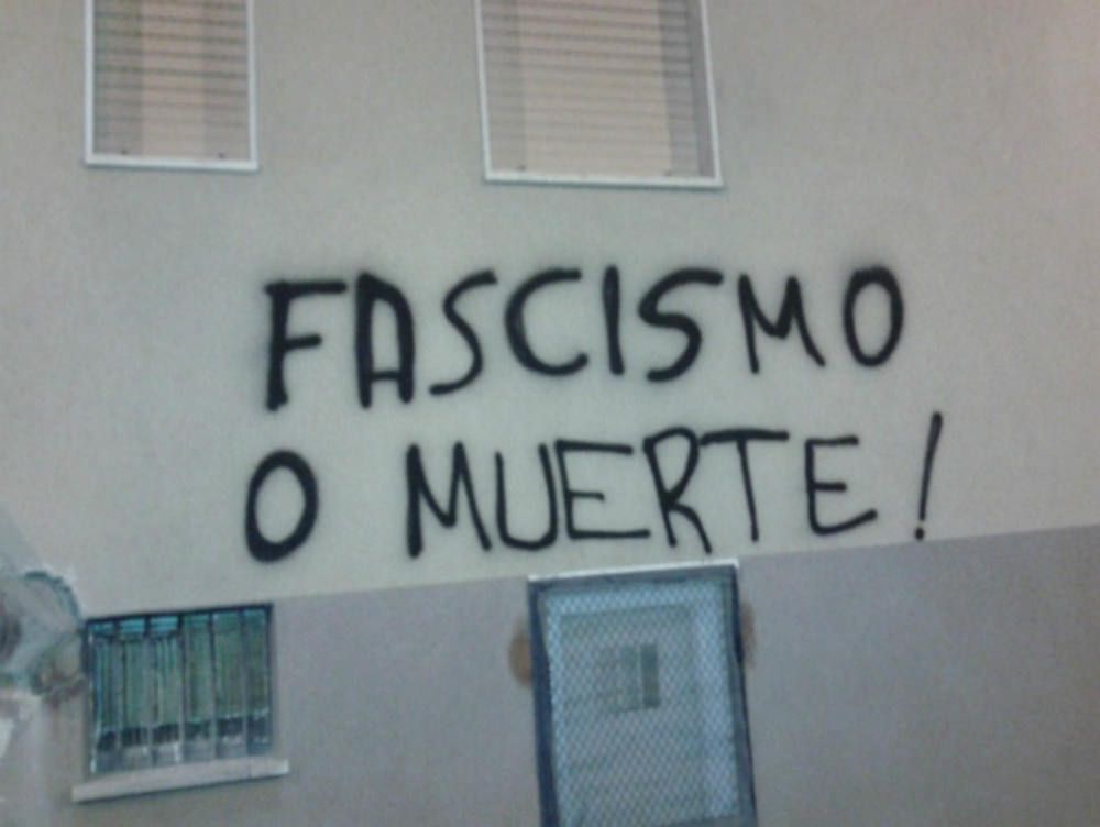 Le scritte fasciste nel quartiere dei migranti