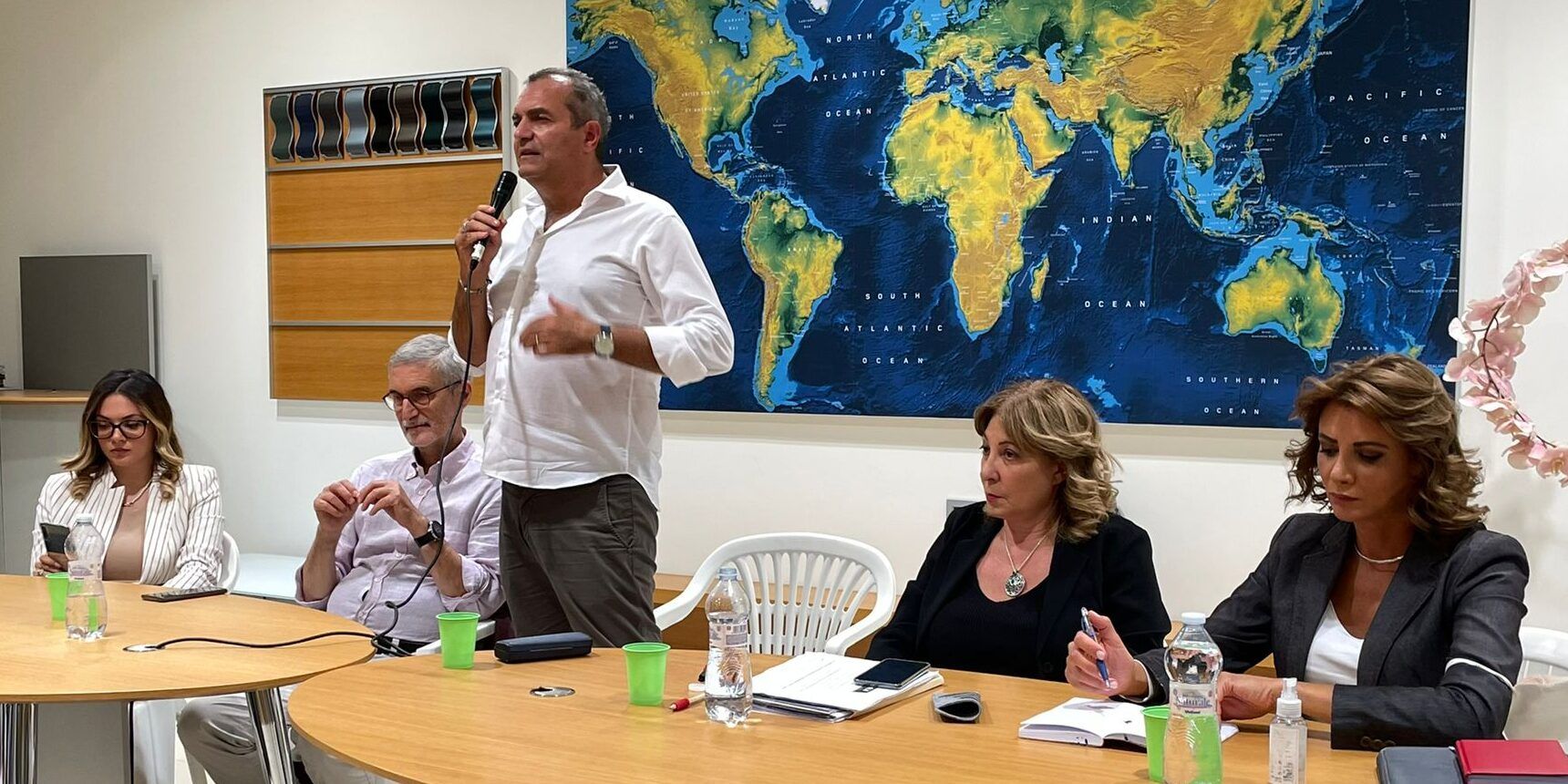 De Magistris invoca il cambiamento: «La borghesia mafiosa vive sui bisogni della gente»