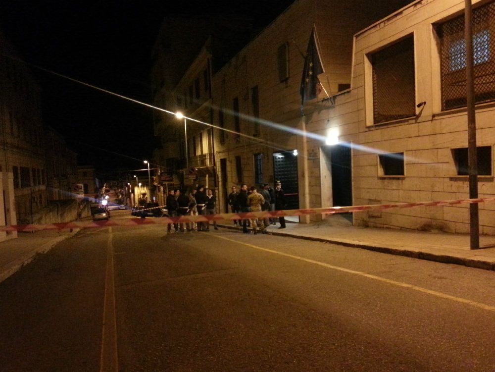 Bottiglia incendiaria davanti alla Procura generale di Reggio