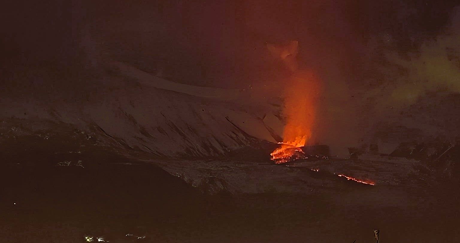 Etna, colata lavica: nuova fessura nella Valle del Bove