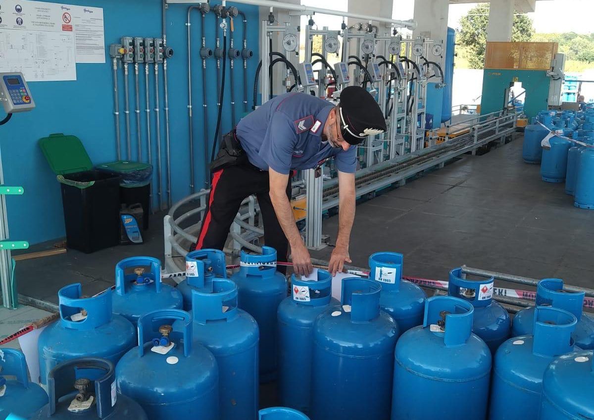Bombole di gas alterate in una nota azienda ad Altomonte: 5 denunce