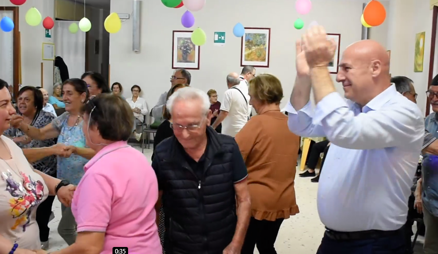 Crotone, show del sindaco Voce: balla al ritmo di folk dance – VIDEO