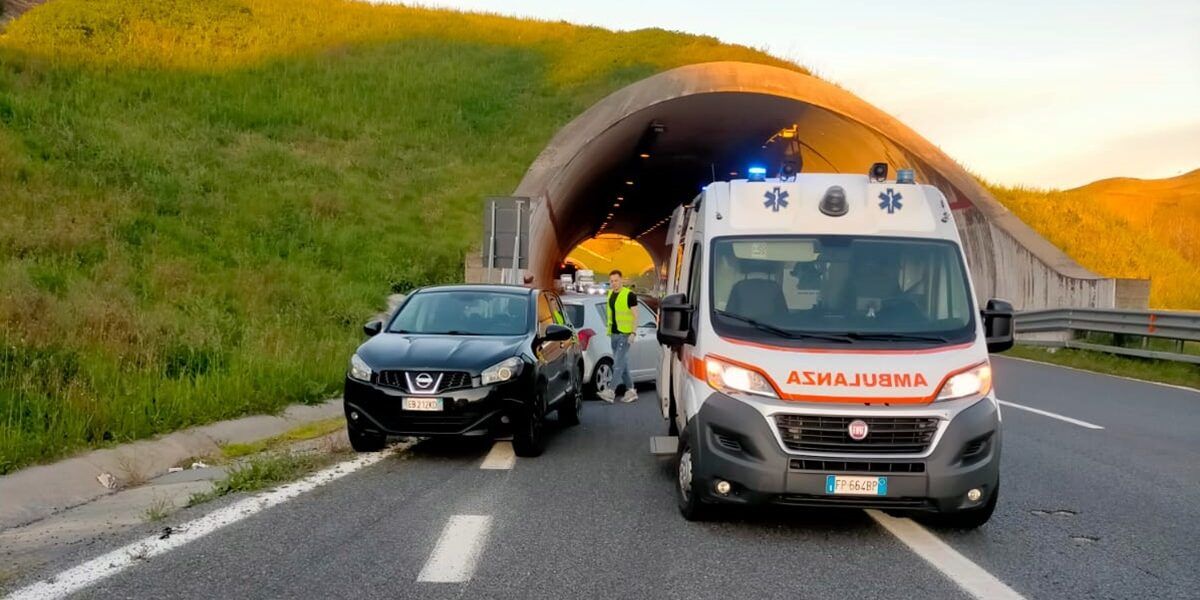 Incidente stradale sull’A2 nei pressi di Mileto, grave un centauro