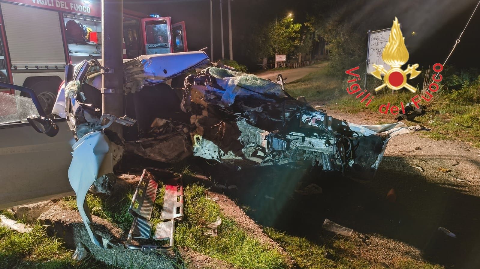 Auto contro un lampione a Palmi, tre feriti. Uno è grave