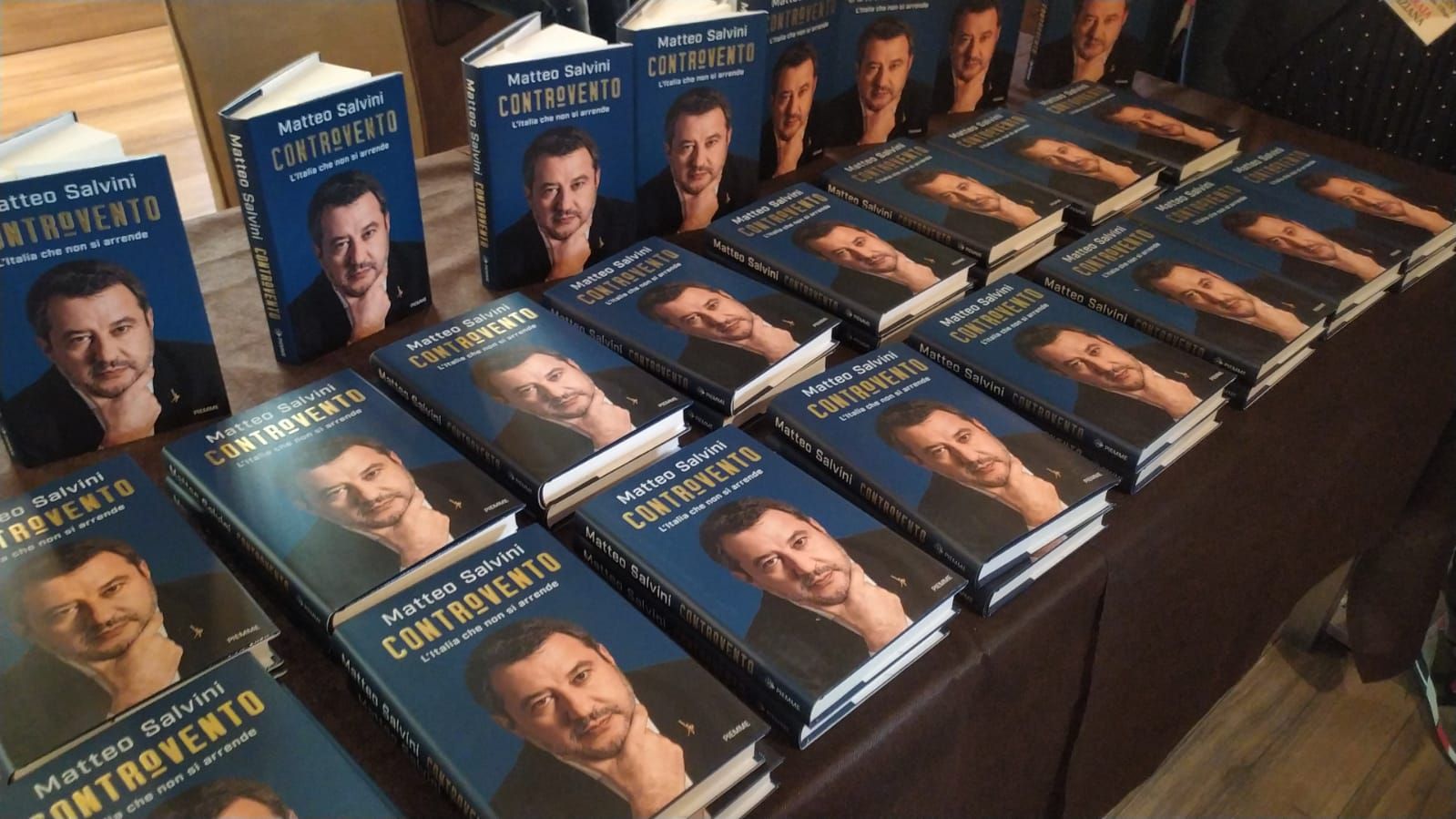 Il comizio digestivo del Capitano: «Il mio libro è gratis per i milanisti, gli interisti pagano il doppio e gli juventini il triplo»