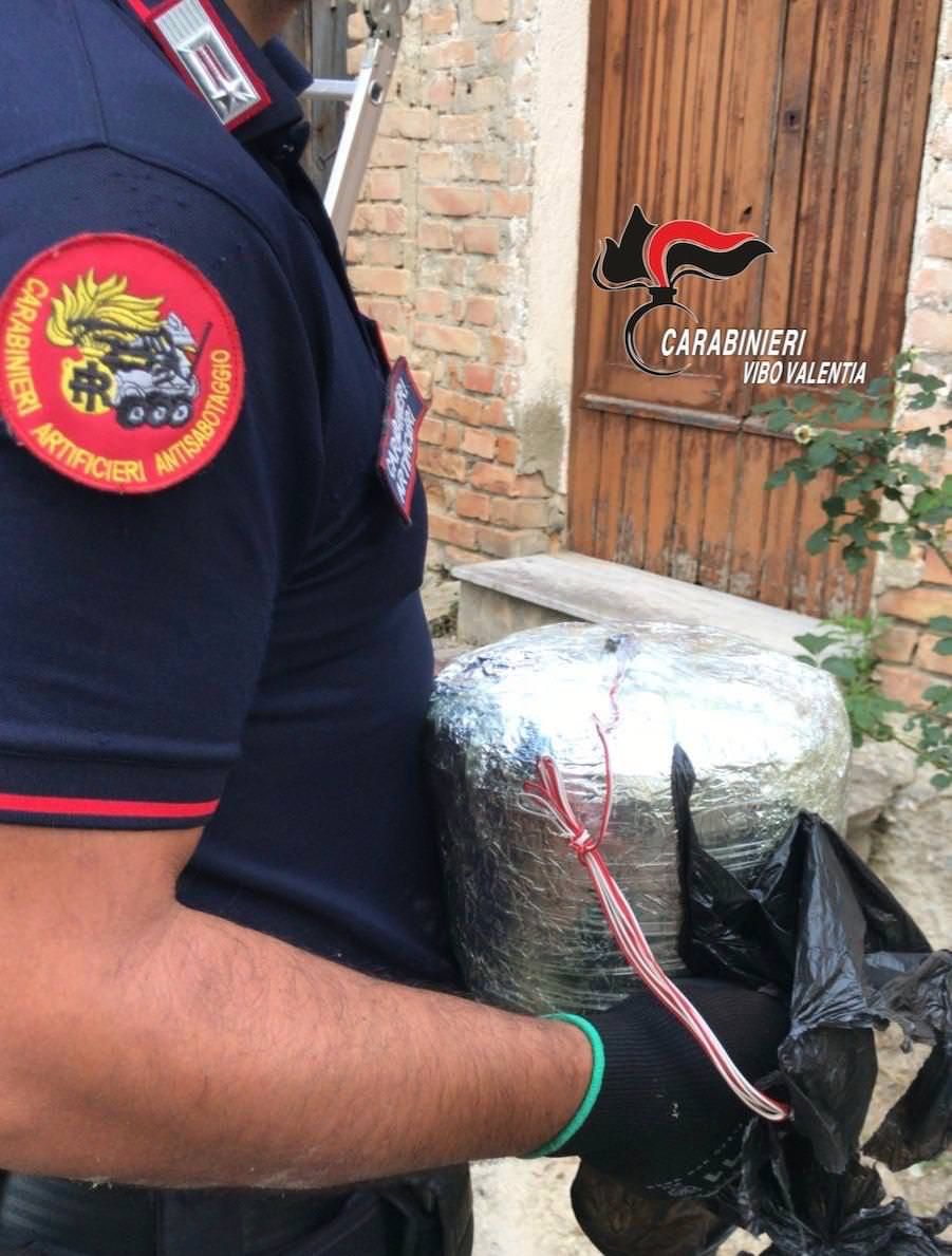 Vibo, scoperta bomba micidiale: scatta la denuncia con l’aggravante mafiosa – VIDEO