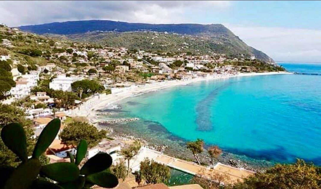 Maxi rissa a colpi di remi e ombrelloni in spiaggia nel Vibonese, coinvolte 30 persone