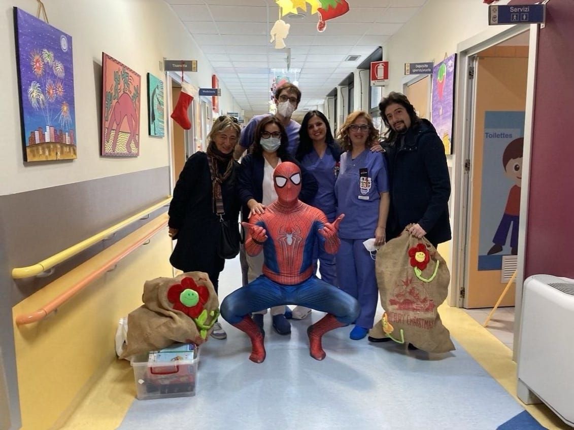 Spiderman a sorpresa al Pugliese-Ciaccio, l’emozione dei piccoli ospiti di Pediatria e Chirurgia pediatrica