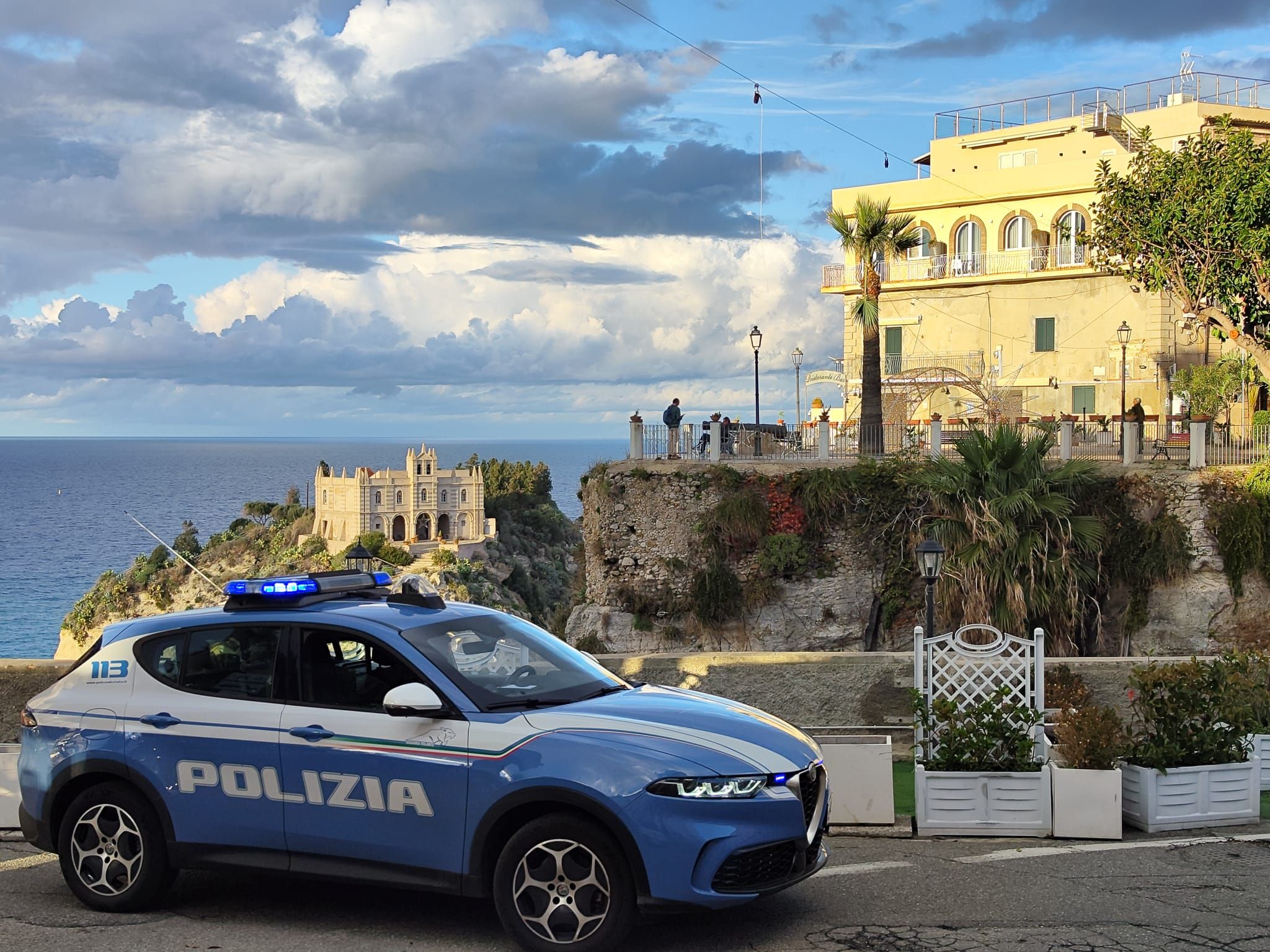 Sputi, calci e pugni contro i poliziotti: un arresto a Tropea