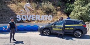 Residenze fittizie e agevolazioni indebite: a Soverato evasione Imu per 350 mila euro. Coinvolte 97 persone – VIDEO