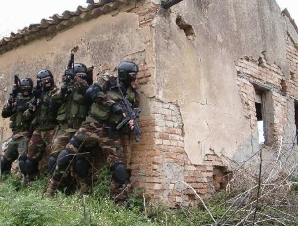 Nascondevano droga e armi, due arresti a Platì