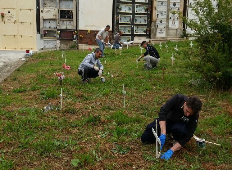 2 giugno, l’Udc di Lamezia imbianca croci dei caduti in guerra