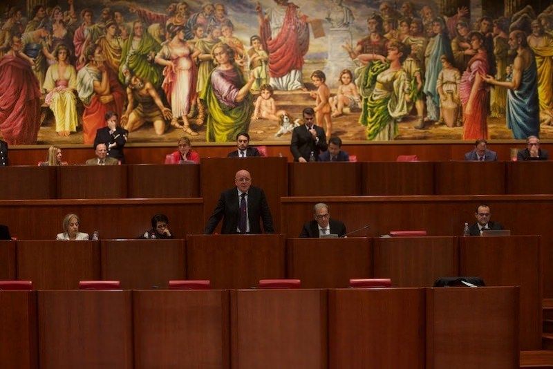 Vitalizio, la farsa della politica