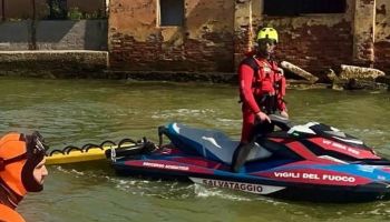 Scontro nella laguna di Venezia, morto il 25enne. Ancora dispersa la moglie