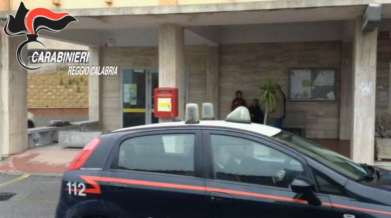 Svuota il conto di due anziani, denunciato ex dipendente delle Poste