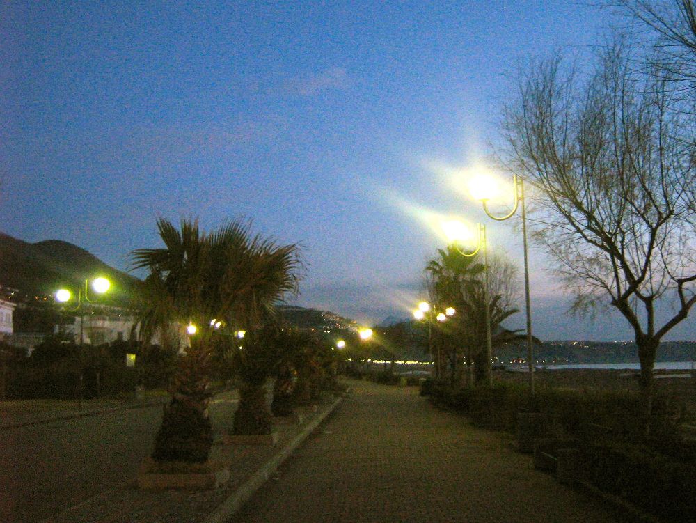 Follia all`uscita dalla discoteca: ragazzi ubriachi accoltellano tre passanti