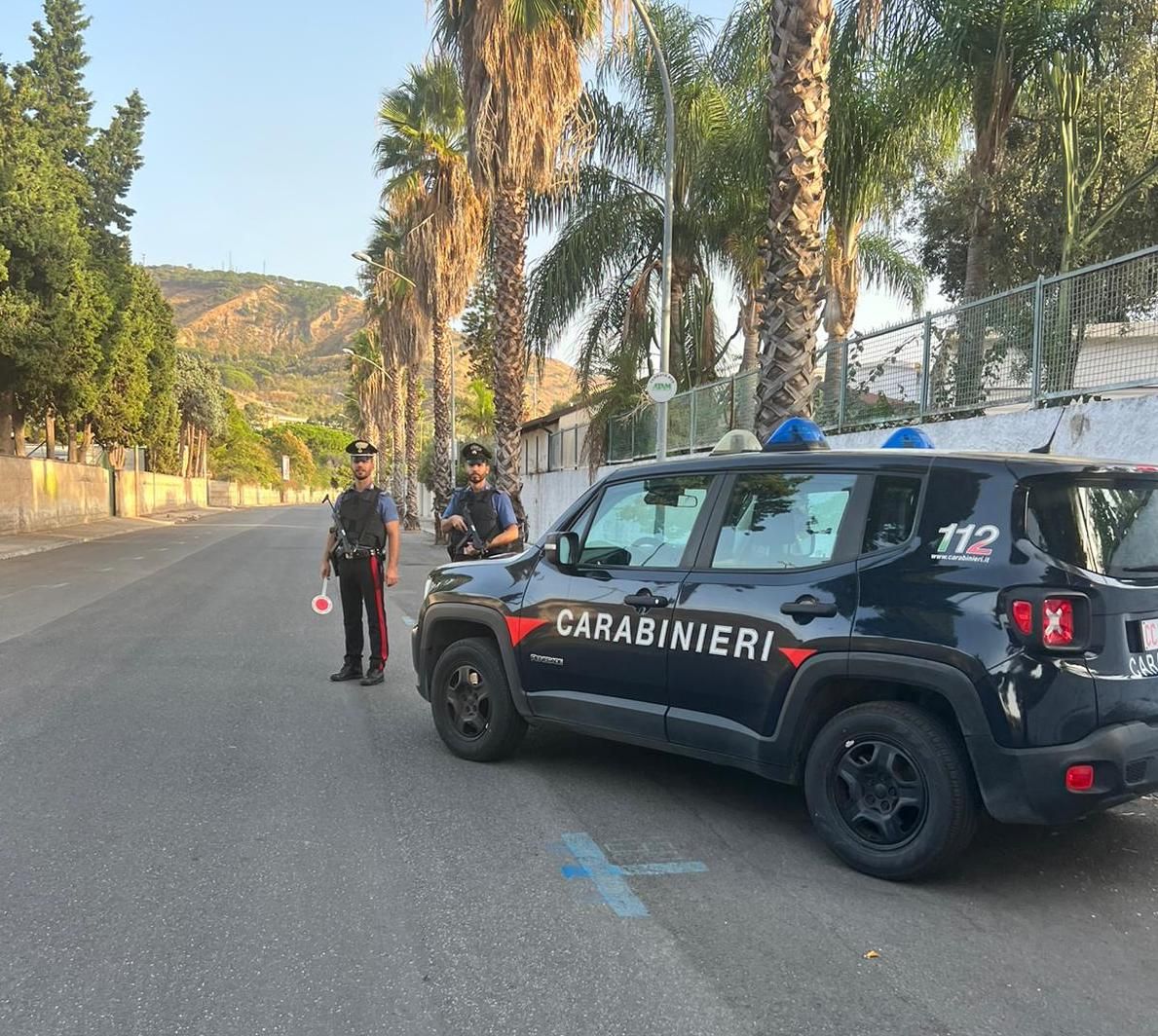 Sorpreso dai carabinieri mentre tenta di disfarsi della droga, un arresto nel Reggino