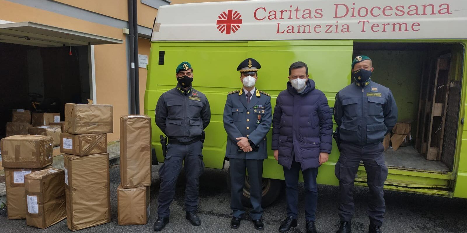 Lamezia, sequestrati capi di abbigliamento contraffatti e donati alla Caritas