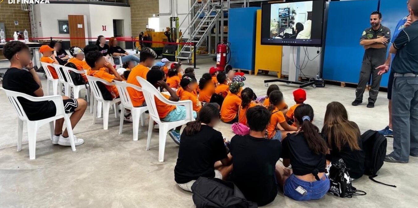 Roan di Vibo, visita guidata dei bambini dell’Asd Gss Sport di Lamezia alla sezione aerea