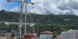 Nave Italia, il brigantino della Marina Militare approda al porto di Vibo Marina