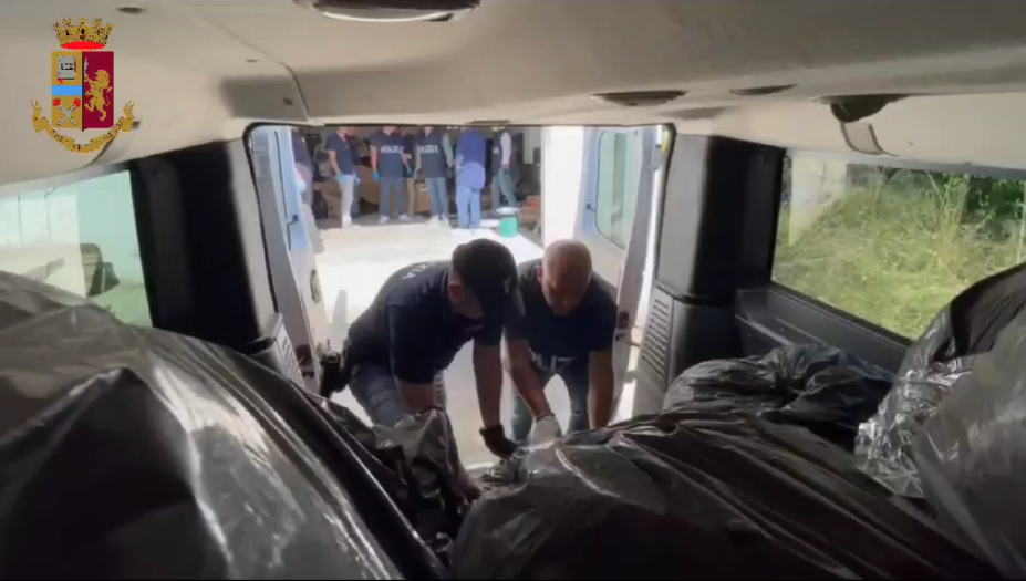 I narco-laboratori “cinesi” in Calabria. Tre blitz e una tonnellata di marijuana sequestrata