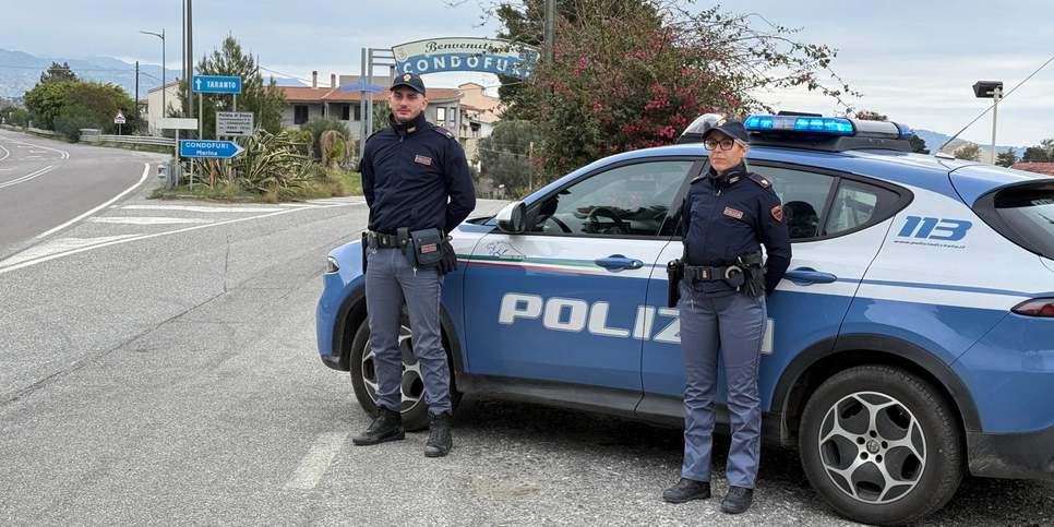 Aggredisce la madre, fugge tra i tetti e minaccia con un coltello i poliziotti, 20enne arrestato
