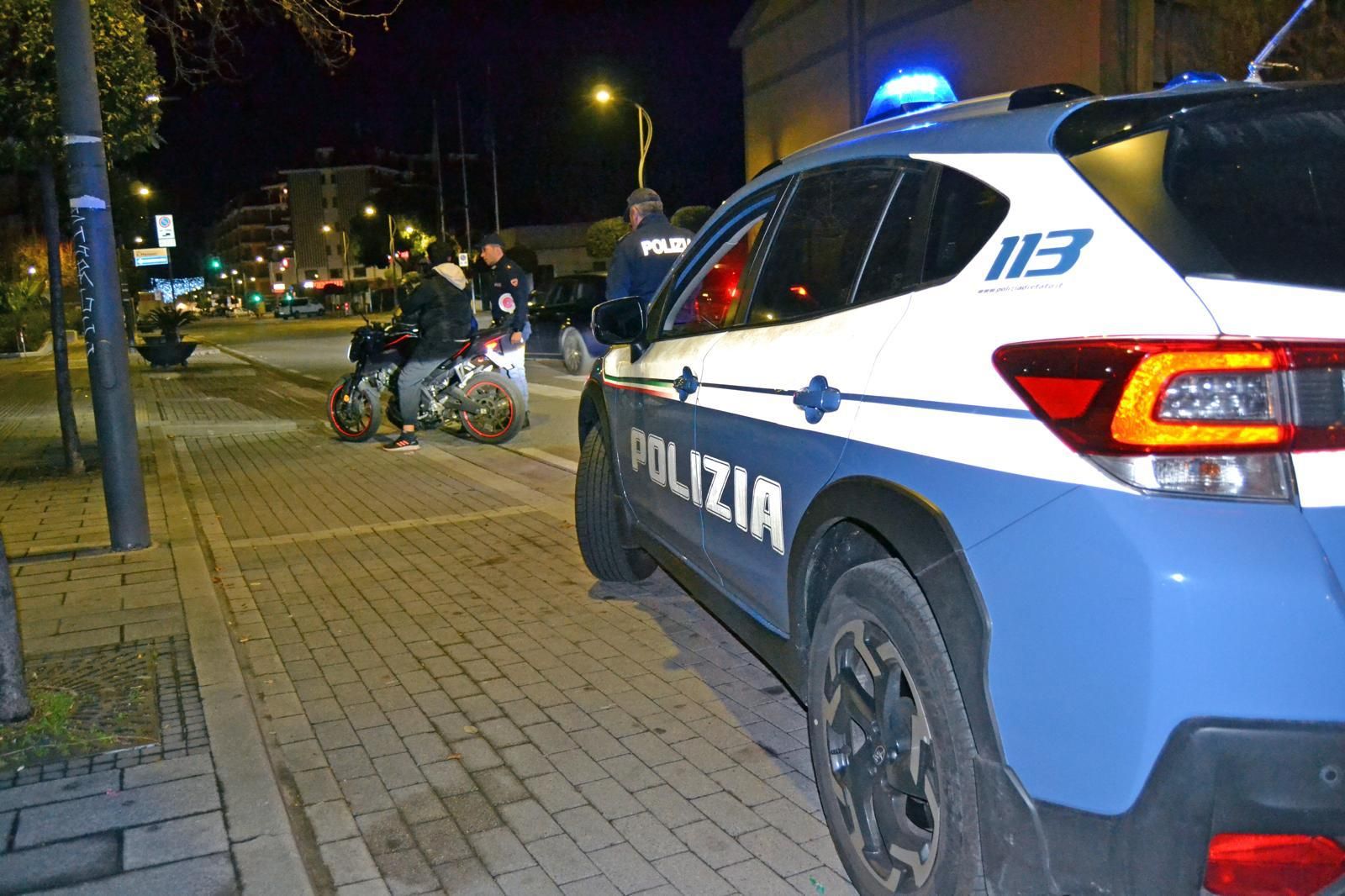 Lancia vasi contro i poliziotti, poi li aggredisce con un coltello: un arresto a Corigliano Rossano