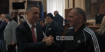 Omicidio Ceravolo, l’abbraccio tra papà Martino e i procuratori dopo l’arresto dei presunti killer – FOTO e VIDEO