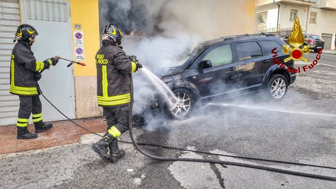 Lamezia Terme, auto in fiamme: intervengono i vigili del fuoco