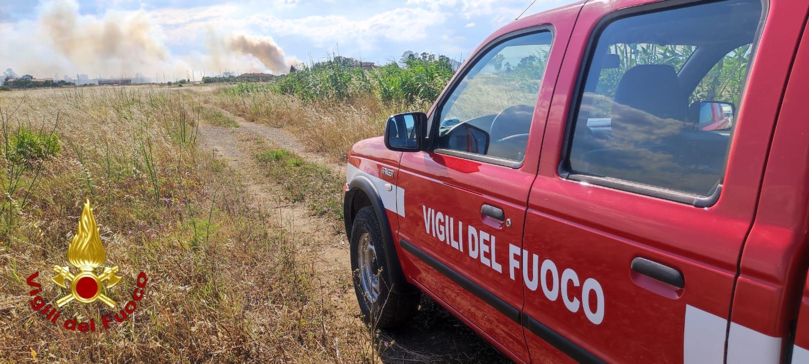 Incendi nel Crotonese, venti roghi in un giorno. Le fiamme minacciano l’aeroporto – VIDEO