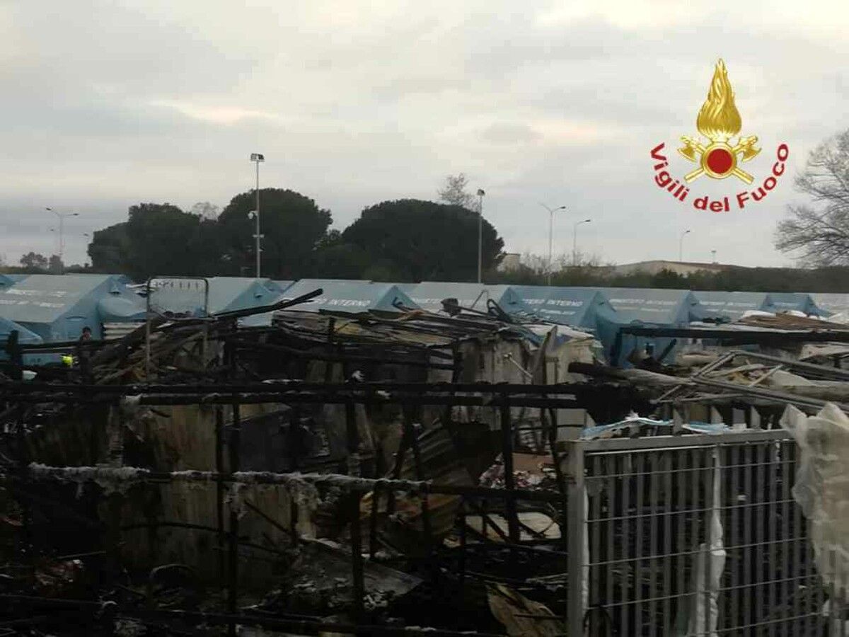 In fiamme la tendopoli a San Ferdinando, 20 baracche distrutte