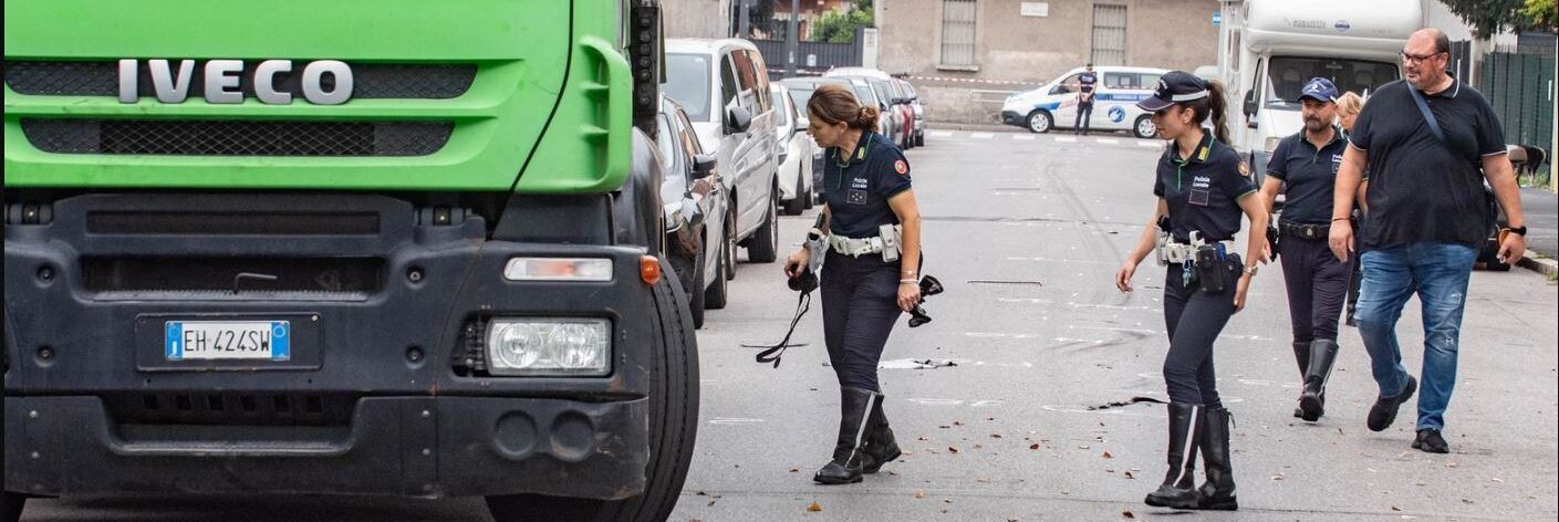 Travolta a Milano da un camion dei rifiuti, muore 70enne