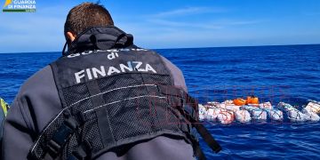 Cocaina tra Calabria e Sicilia, la caccia al carico da 1,9 tonnellate lasciato in mare e “soffiato” dalla Finanza – VIDEO