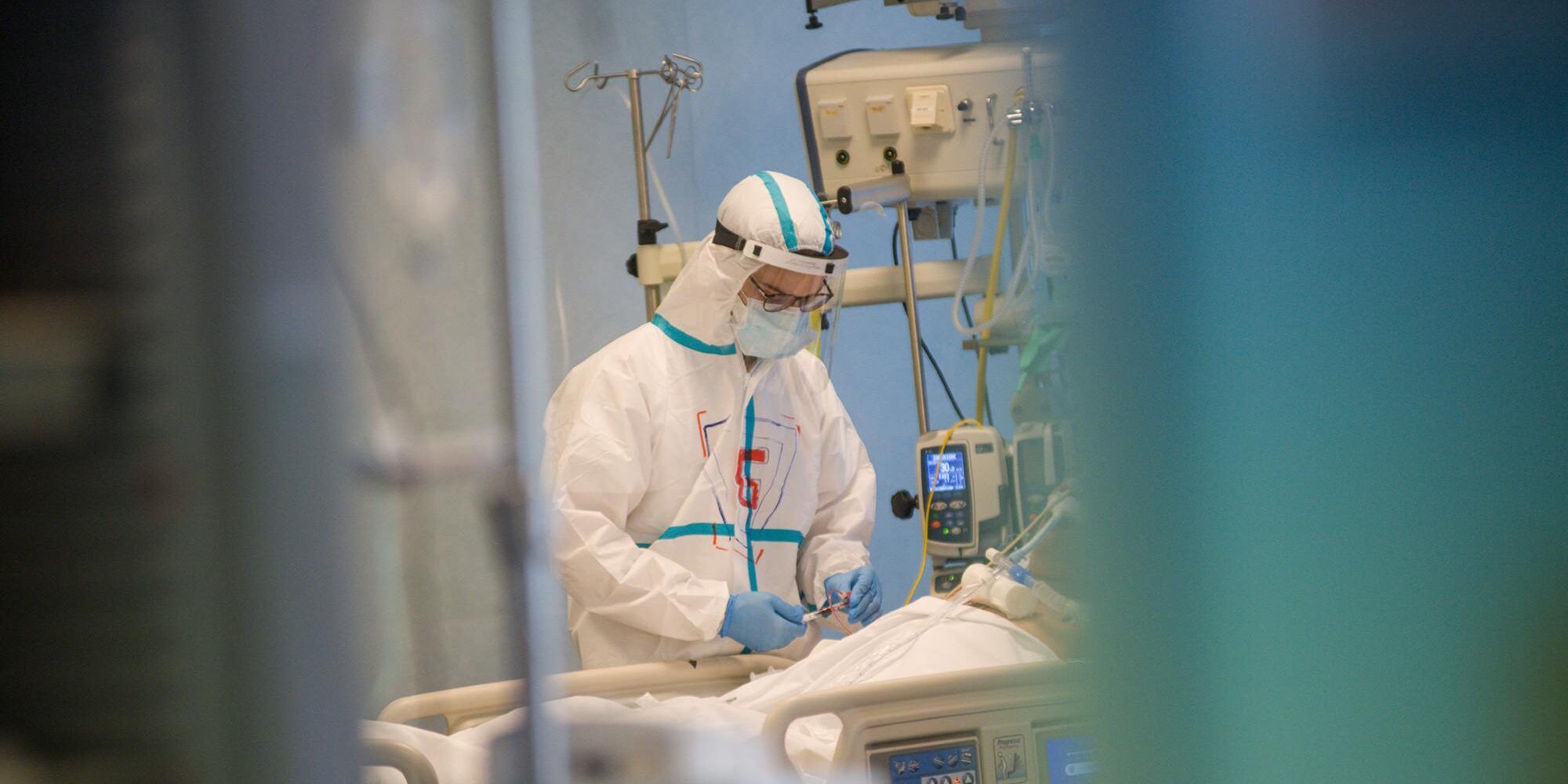 Covid, calano i contagi (ma con meno tamponi). Sette le vittime