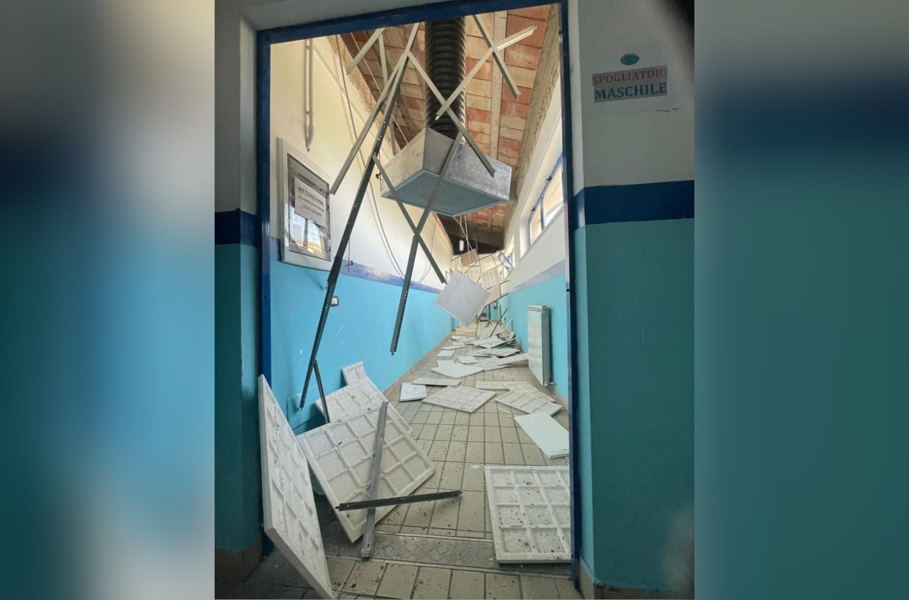 Crolla il controsoffitto, chiusa la piscina olimpionica a Crotone