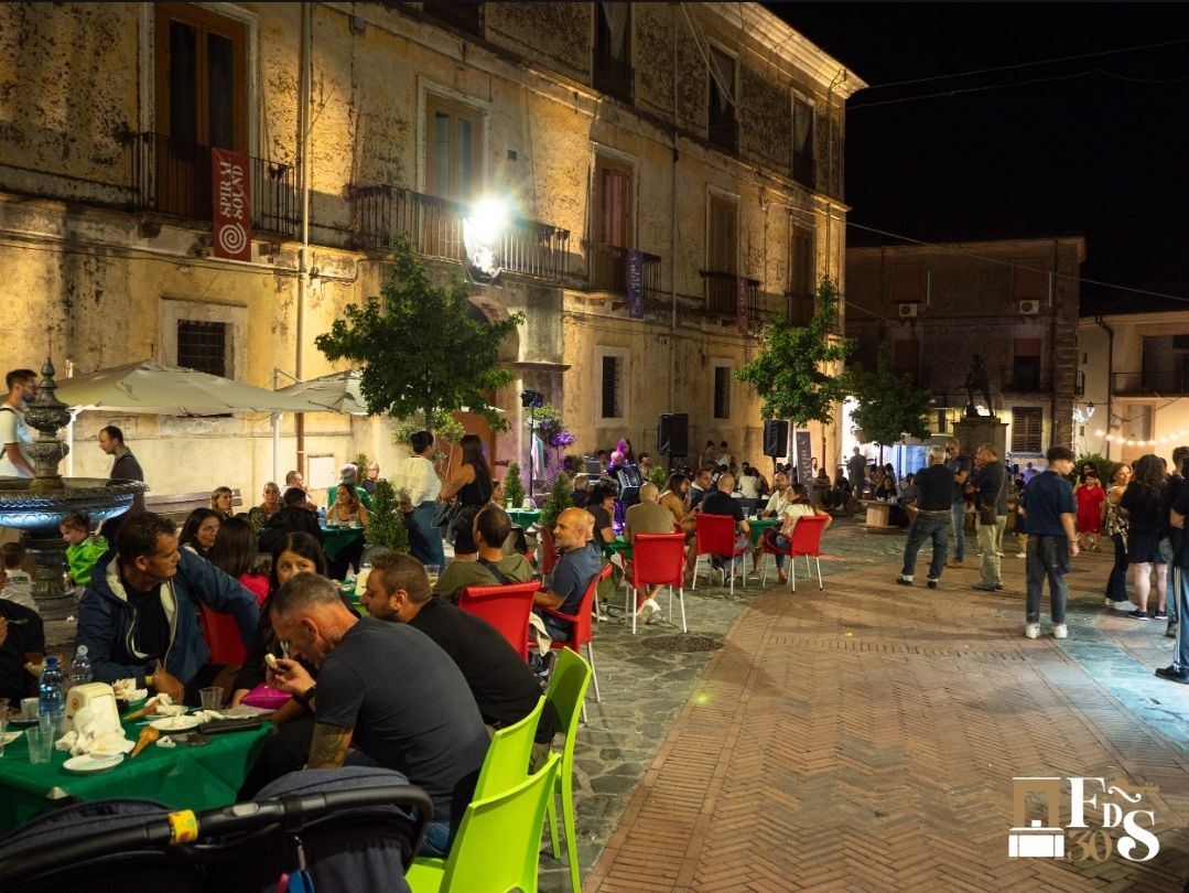 Ultimi giorni di Festival delle Serre: spettacoli sempre sold out e cresce l’attesa per Senese e Guzzanti