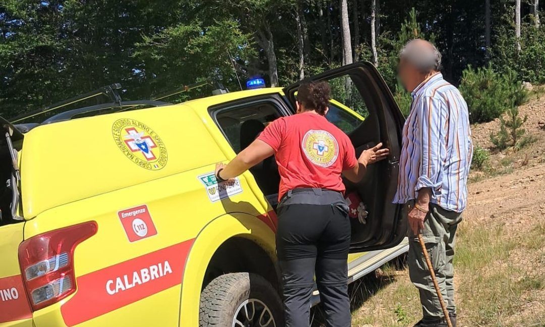 Cerca funghi ma si perde a Camigliatello Silano, ritrovato dal Soccorso Alpino