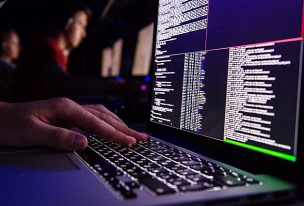 SPY STORY | Una centrale di intercettazioni abusive a Catanzaro (con server negli Usa)