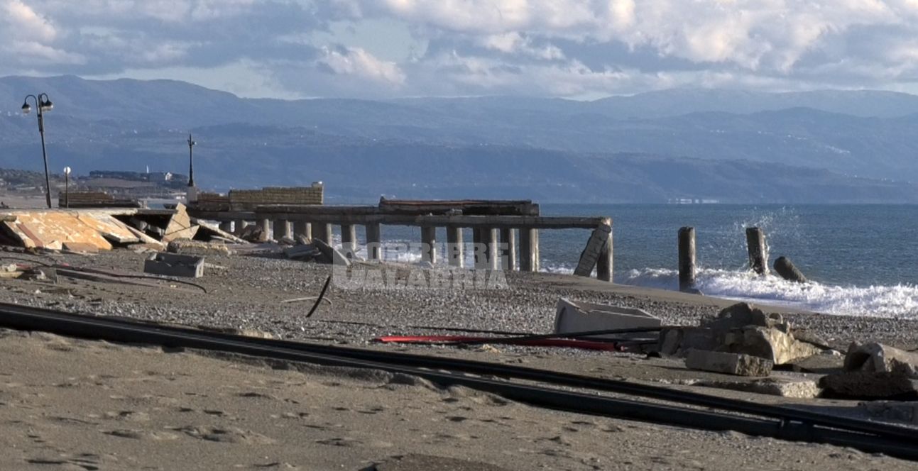 REPORTAGE | La costa divorata dal mare